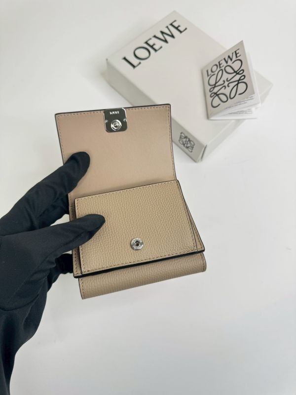 【分期0利率】LOEWE Anagram 卵石紋小牛皮三折錢包【全新品】 