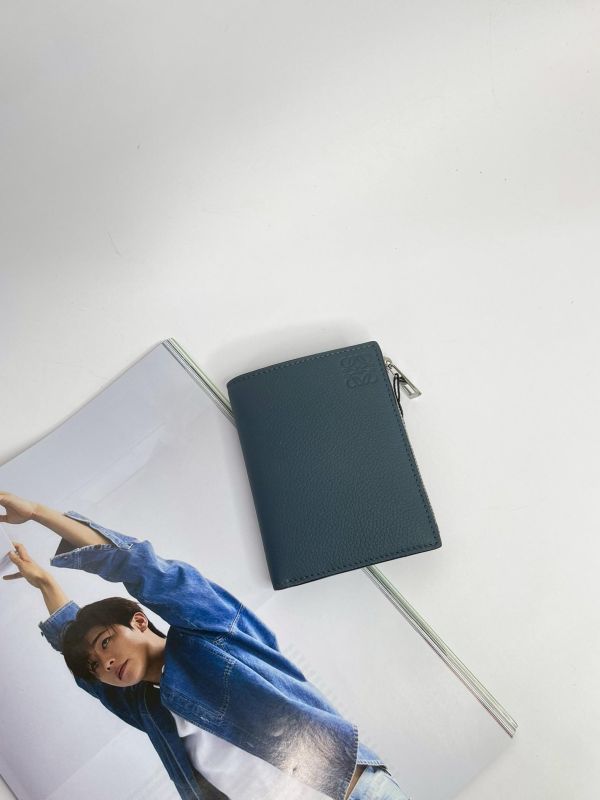 【未使用閒置品】LOEWE 小牛皮對折拉鍊短夾 