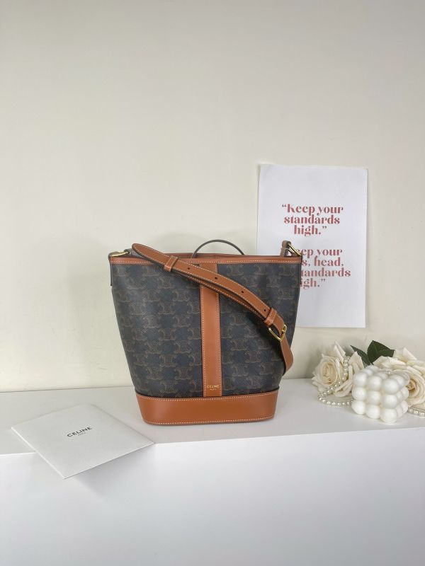 【分期0利率】CELINE TRIOMPHE老花小號水桶包【95成新】 