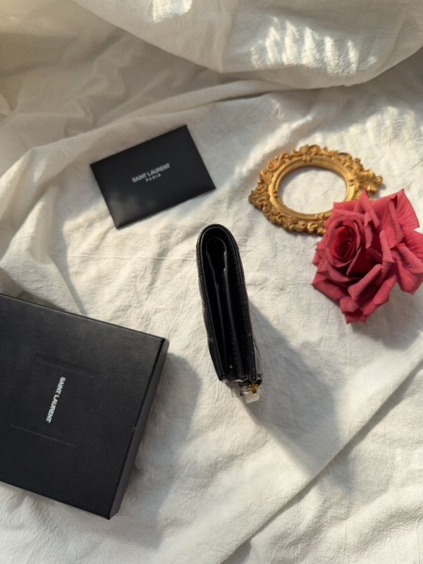 【分期0利率】YSL monogram粒面壓紋皮革兩摺錢包【95成新】 