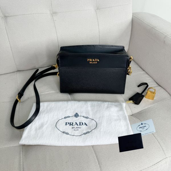 【12期0利率】PRADA 浮雕LOGO防刮拼接斜背包【95成新】 