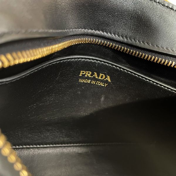 【12期0利率】PRADA 浮雕LOGO防刮拼接斜背包【95成新】 