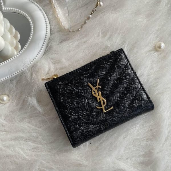 【12期0利率】【現金價】YSL MONOGRAM粒面壓紋皮革照片夾層兩折短夾 