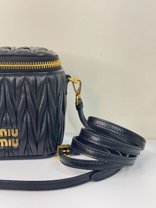 【分期0利率】MIUMIU Matelassé 納帕皮革小巧手袋【未使用閒置品】 