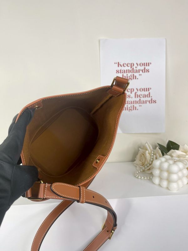 【分期0利率】CELINE TRIOMPHE老花小號水桶包【95成新】 