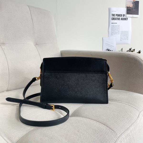 【12期0利率】PRADA 浮雕LOGO防刮拼接斜背包【95成新】 