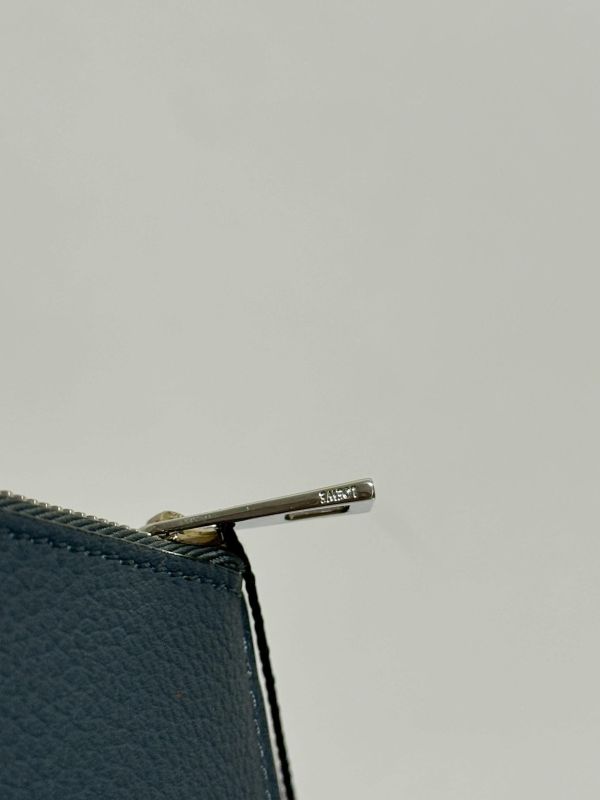 【未使用閒置品】LOEWE 小牛皮對折拉鍊短夾 