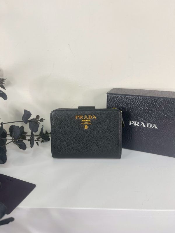 【分期0利率】PRADA 浮雕LOGO 對開短夾【99成新】 
