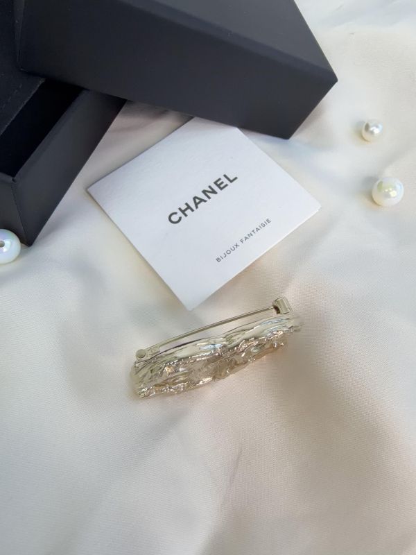 【全新品】CHANEL 25SS 麥穗樹葉浮雕雙C胸針 