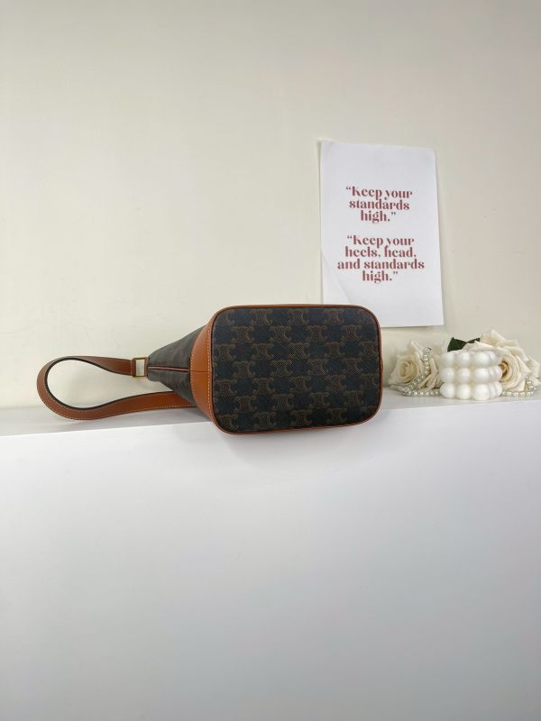 【分期0利率】CELINE TRIOMPHE老花小號水桶包【95成新】 