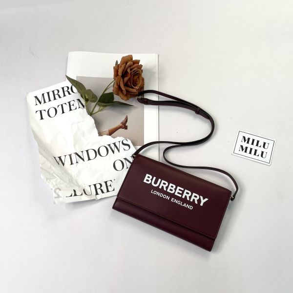 【12期0利率】【全新品】BURBERRY 白字經典logo字母全皮革WOC(背帶可拆) 酒紅 