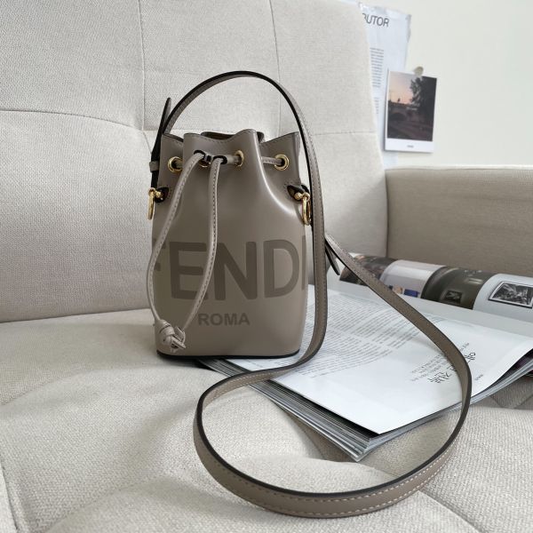 【24期0利率】【全新品】FENDI Mon Tresor 奶茶灰色皮革迷你水桶包 