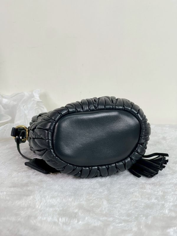 【未使用閒置品】MIUMIU Matelasse 納帕皺摺迷你抽繩水桶包 