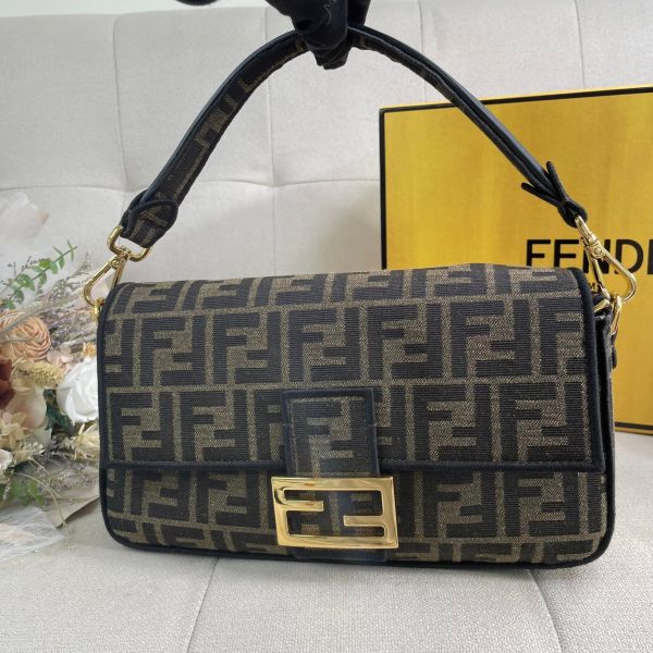 【12 期 0 利率】FENDI老花法棍包【9 成新】 