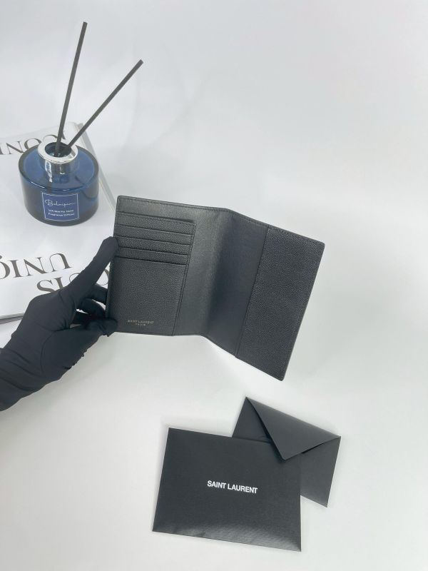 【99成新】YSL 粒面壓紋皮革護照套 