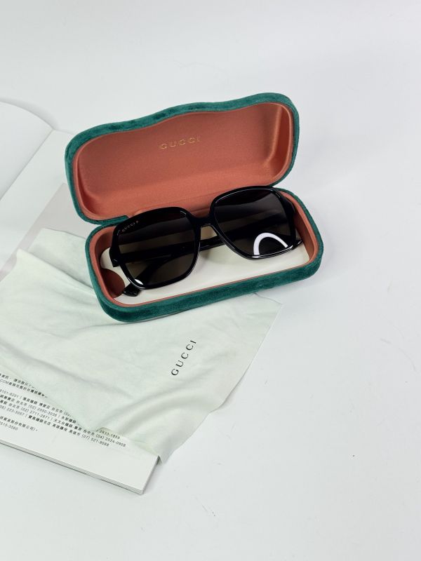 【分期0利率】 GUCCI 大方框側LOGO 墨鏡【99成新】 