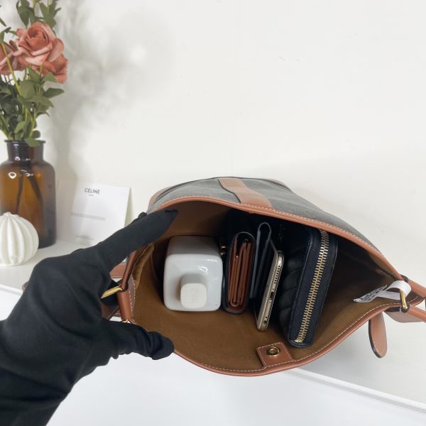 【12期0利率】CELINE  TRIOMPHE老花小號水桶包【95成新】 