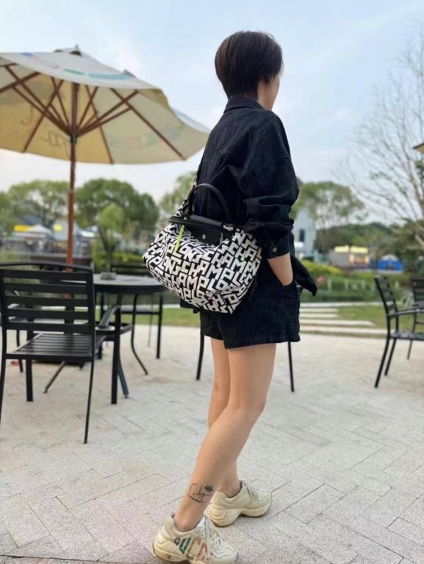 日本longchamp LGP系列滿版字母尼龍斜背包 L號 日本longchamp LGP系列滿版字母尼龍斜背包 L號