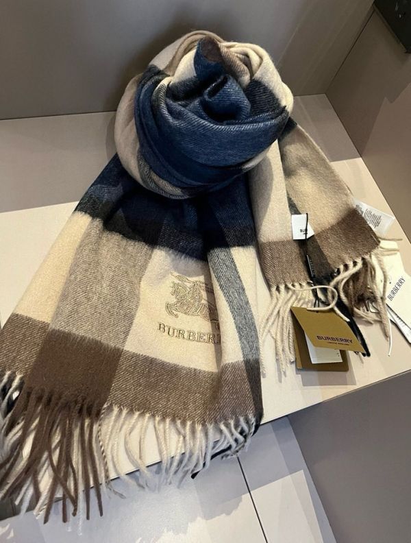特價BURBERRY戰馬刺繡LOGO羊絨批肩圍巾(售價已折) BURBERRY戰馬刺繡LOGO羊絨批肩圍巾