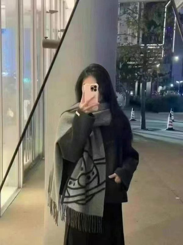 特價日本vivienne westwood 大LOGO羊毛雙面披肩圍巾(售價已折) vivienne westwood 大LOGO羊毛雙面披肩圍巾