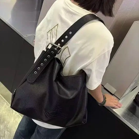 Vivienne Westwood Maxime Large Shoulder Bag 牛皮肩背腋下包(售價已折) Vivienne Westwood Maxime Large Shoulder Bag 牛皮肩背腋下包