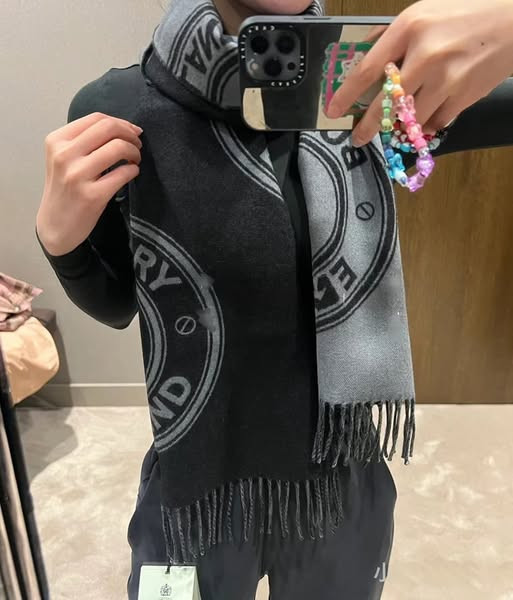 特價Burberry Outlet 雙面雙色羊毛圍巾(售價已折) Burberry Outlet 雙面雙色羊毛圍巾