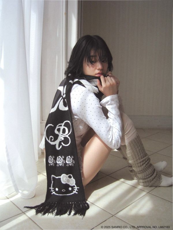 日本HELLOKITTY hug knitmuffler PELLICULE x HELLO KITTY 聯名針織圍巾 日本HELLOKITTY hug knitmuffler PELLICULE x HELLO KITTY 聯名針織圍巾