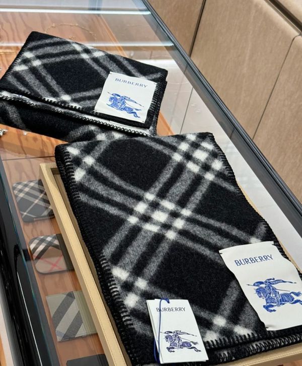 特價BURBERRY 格紋羊絨戰馬圍巾(售價已折) 日本代購,BURBERRY,圍巾