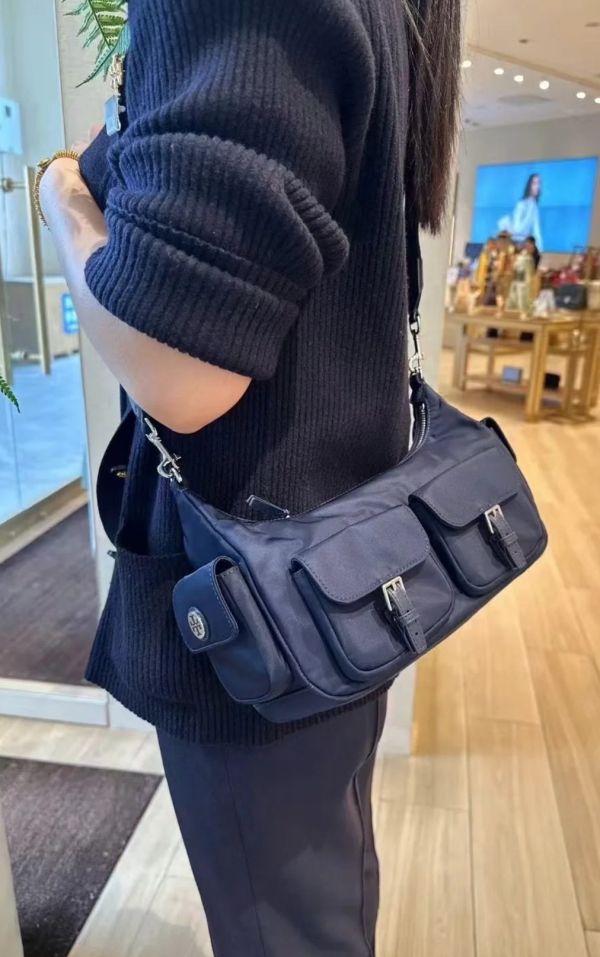 Tory Burch 尼龍側邊口袋款單肩包/半月包 附兩條背帶 日本 Tory Burch 尼龍側邊口袋款單肩包/半月包 附兩條背帶