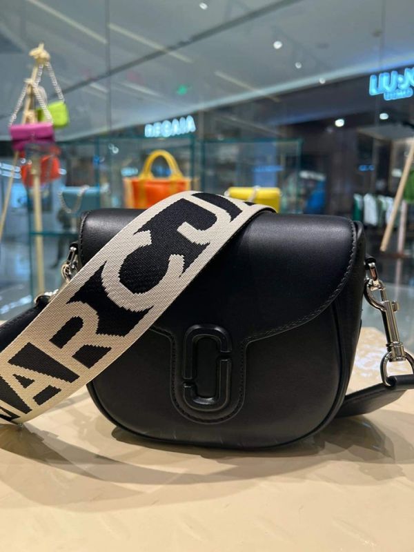 MARC JACOBS 磁扣翻蓋斜背馬鞍包小號 MARC JACOBS 磁扣翻蓋斜背馬鞍包