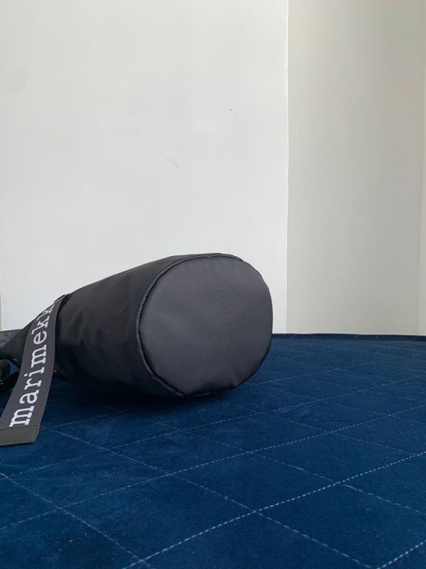 日本 marimekko 尼龍水桶包限量預訂 素面、印花 日本 marimekko 尼龍水桶包限量預訂 素面、印花