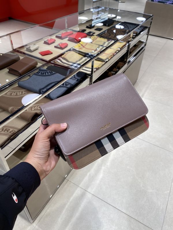 日本 BURBERRY 經典格紋翻蓋肩背包 日本 BURBERRY 經典格紋翻蓋肩背包