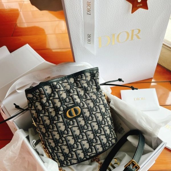 日本 30 Montaigne 附抽繩迷你水桶包 藍色 Dior Oblique 緹花 日本 30 Montaigne 附抽繩迷你水桶包 藍色 Dior Oblique 緹花