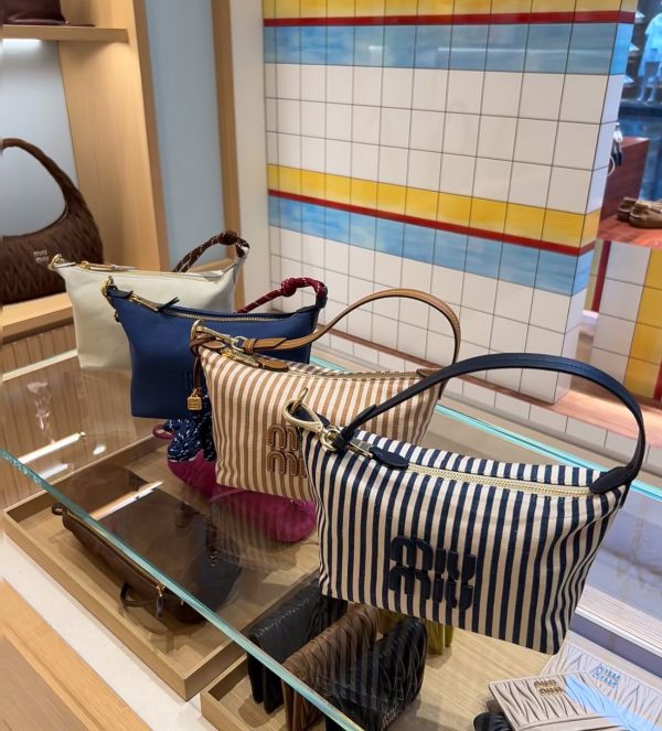 日本 miumiu 條紋肩背腋下包 日本 miumiu 條紋肩背腋下包