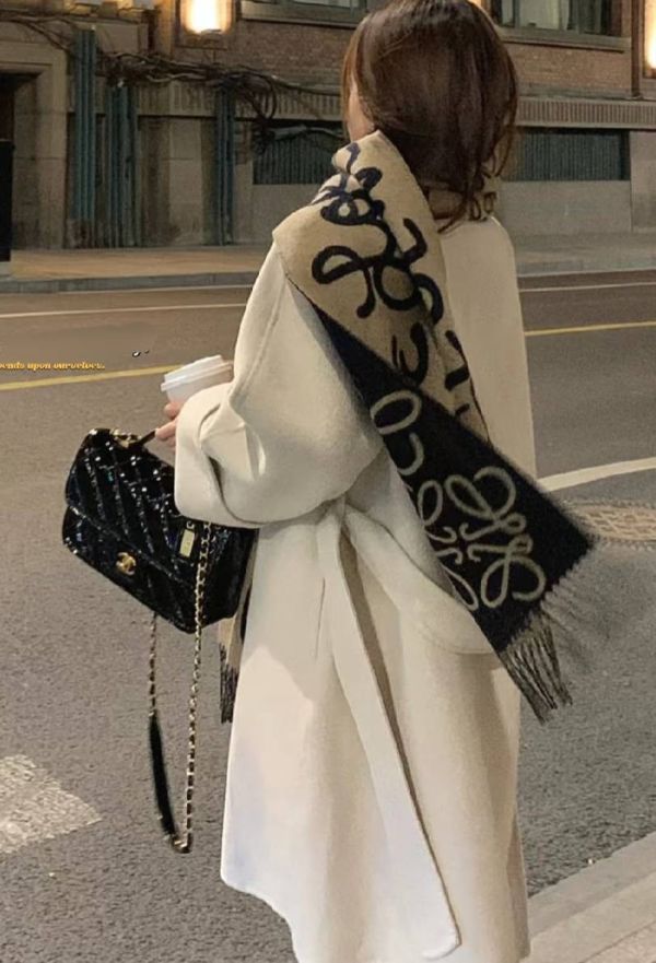 斷貨款 LOEWE雙面塗鴉羊毛圍巾(售價已折) 斷貨款 LOEWE雙面塗鴉羊毛圍巾