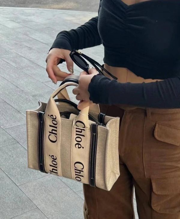 現貨CHLOE WOODY TOTE S號 亞麻帆布和亮面小牛皮手提包 CHLOE WOODY TOTE S號 亞麻帆布和亮面小牛皮手提包