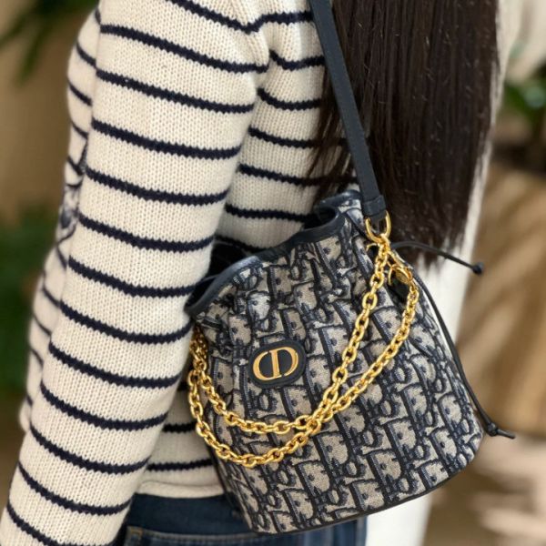 日本 30 Montaigne 附抽繩迷你水桶包 藍色 Dior Oblique 緹花 日本 30 Montaigne 附抽繩迷你水桶包 藍色 Dior Oblique 緹花