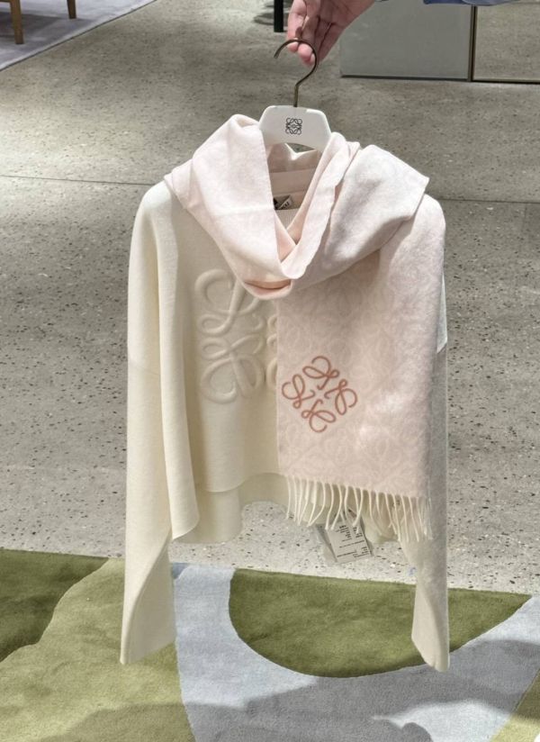 日本LOEWE Anagram浮雕圍巾 日本LOEWE Anagram浮雕圍巾