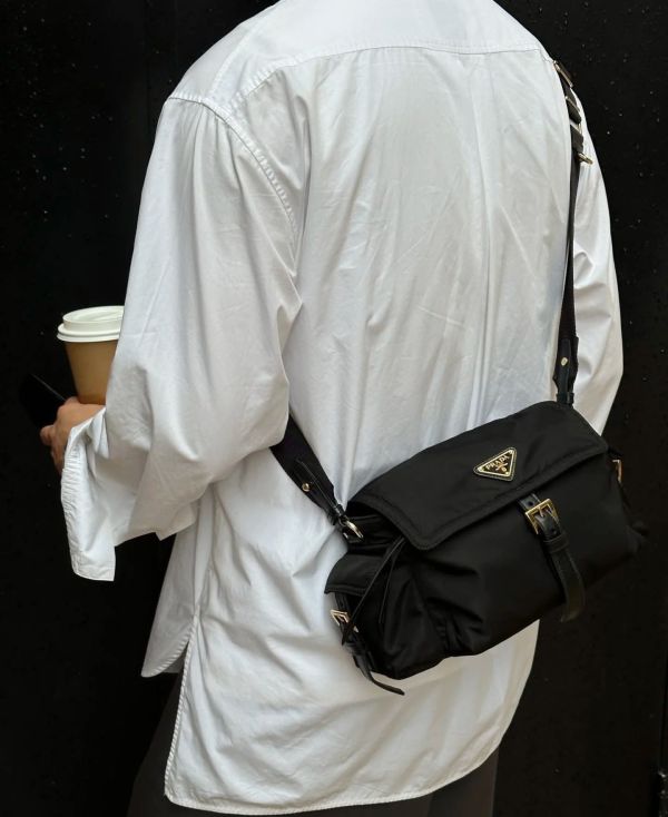 日本PRADA 普拉達 新款郵差黑色包 日本PRADA 普拉達 新款郵差黑色包