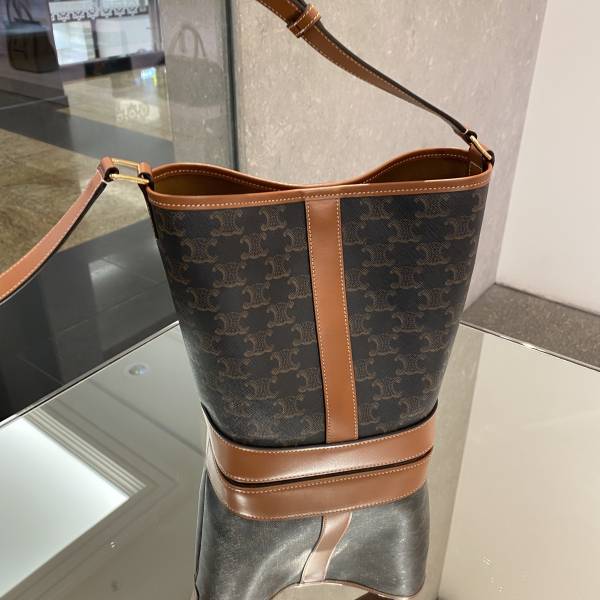 CELINE Triomphe凱旋門老花Bucket桶包小款(售價已折) CELINE  Triomphe凱旋門老花Bucket桶包(小號)