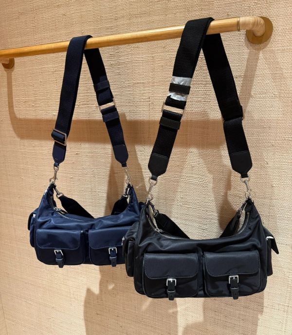 Tory Burch 尼龍側邊口袋款單肩包/半月包 附兩條背帶 日本 Tory Burch 尼龍側邊口袋款單肩包/半月包 附兩條背帶