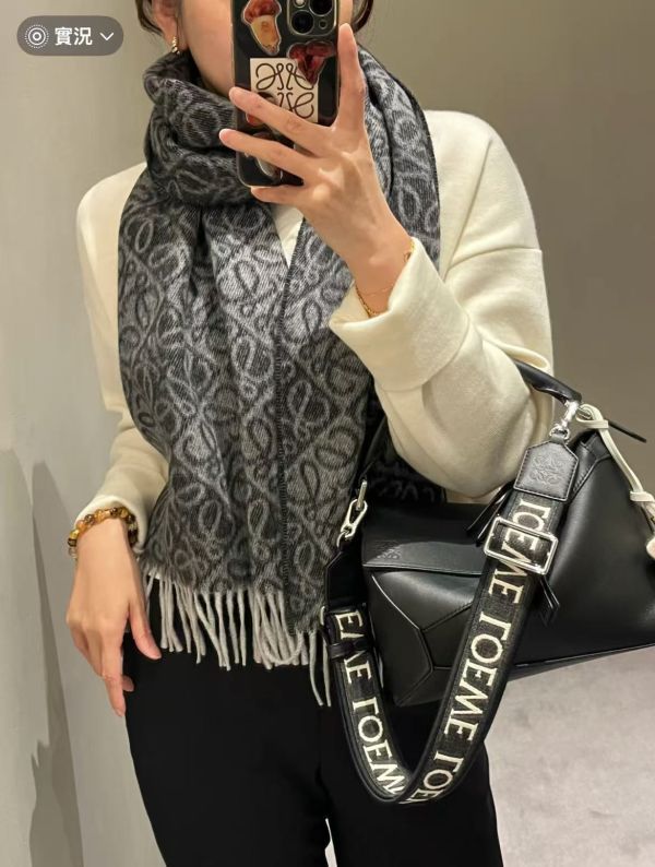 日本LOEWE Anagram 羊駝毛和羊毛大logo圍巾 日本LOEWE Anagram 羊駝毛和羊毛大logo圍巾