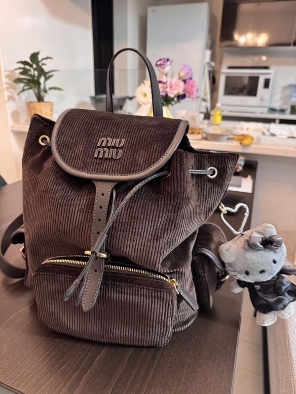 日本  MIU MIU 25FW秋冬最新 秀場款燈芯絨後背包 日本  MIU MIU 25FW秋冬最新 秀場款燈芯絨後背包