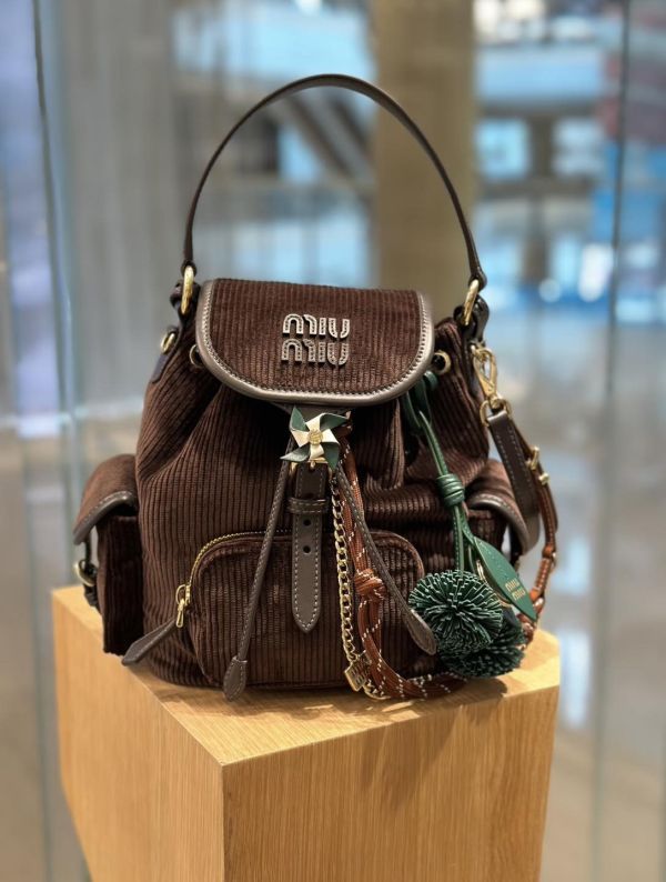 日本  MIU MIU 25FW秋冬最新 秀場款燈芯絨後背包 日本  MIU MIU 25FW秋冬最新 秀場款燈芯絨後背包