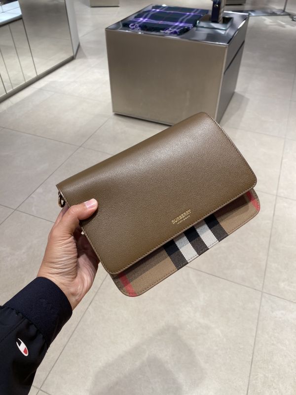 日本 BURBERRY 經典格紋翻蓋肩背包 日本 BURBERRY 經典格紋翻蓋肩背包