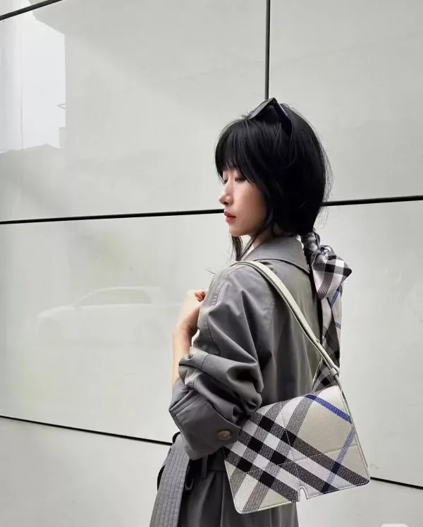 日本Burberry LL Snip Shopping bag Lichen Beige肩背包 日本Burberry LL Snip Shopping bag Lichen Beige肩背包