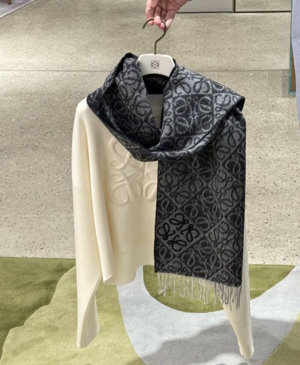 日本LOEWE Anagram浮雕圍巾 日本LOEWE Anagram浮雕圍巾