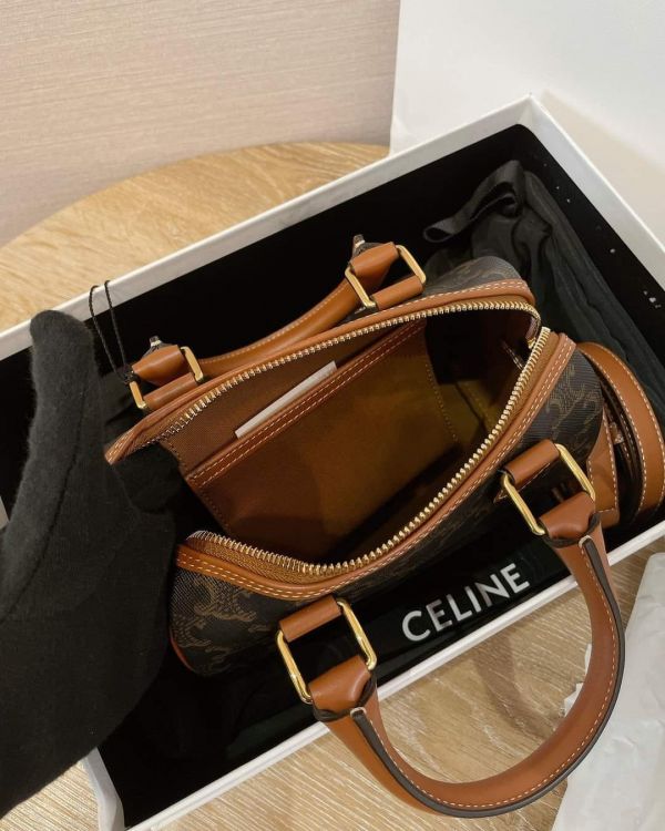 現貨CELINE TRIOMPHE帆布及小牛皮大LOGO波士頓包(新款) 現貨CELINE TRIOMPHE帆布小牛皮大LOGO波士頓包(新款)