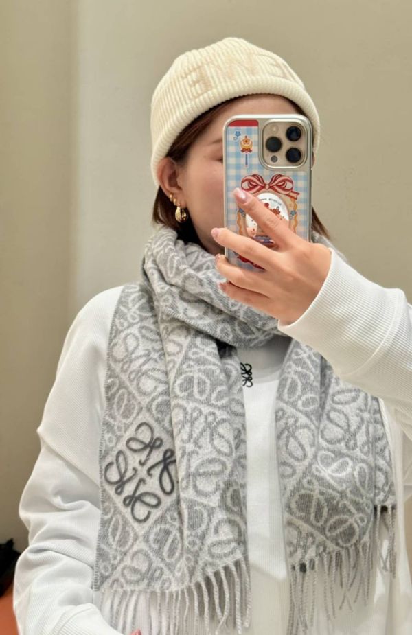 日本LOEWE Anagram浮雕圍巾 日本LOEWE Anagram浮雕圍巾