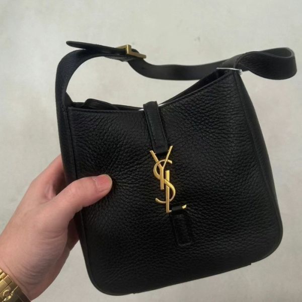 日本 YSL LE 5 À 7粒面皮革柔軟手袋 日本 YSL LE 5 À 7粒面皮革柔軟小型手袋